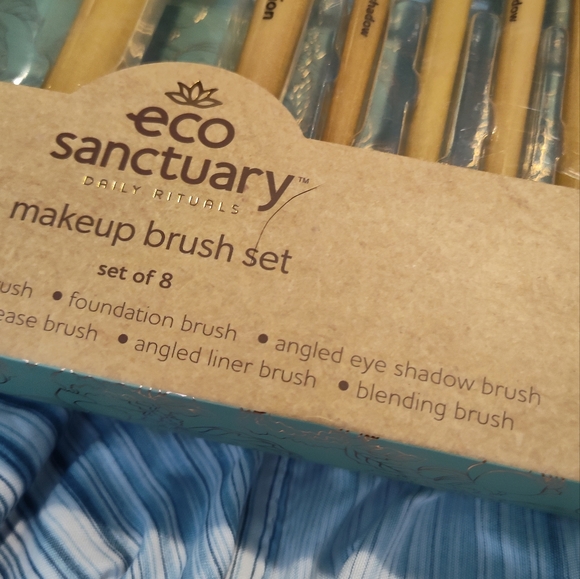NWT!! Eco Sanctuary Makeup Brushes - Picture 5 of 8